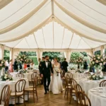 Chapiteau de mariage élégant dans un jardin parisien avec décoration florale et parquet en bois